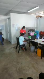 Un grupo de personas sentadas en mesas en una habitación. en Ishu, en Sungai Petani