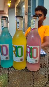 Tres botellas de ninguna bebida sobre una mesa en Ishu, en Sungai Petani