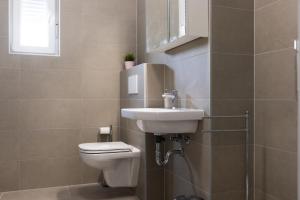 Bilik mandi di Nava-Apartment with beutiful view and garage space