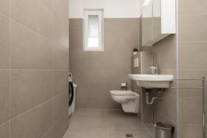 Bilik mandi di Nava-Apartment with beutiful view and garage space