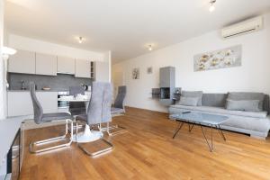 Dapur atau dapur kecil di Nava-Apartment with beutiful view and garage space