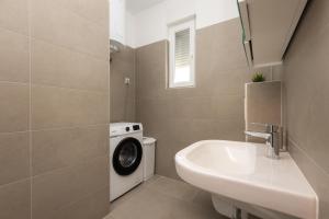 Bilik mandi di Nava-Apartment with beutiful view and garage space