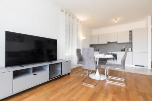 Televisyen dan/atau pusat hiburan di Nava-Apartment with beutiful view and garage space