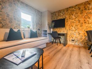 TV a/nebo společenská místnost v ubytování NEW! Tevini Alpine Apartments by we rent