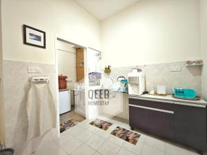 Η κουζίνα ή μικρή κουζίνα στο Qeeb Homestay +20 φωτογραφίες