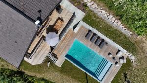 einen Blick über einen Pool mit Sonnenschirm in der Unterkunft Chalet Caly - 15pers - vue montagne in Les Gets