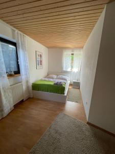 Postel nebo postele na pokoji v ubytování Gemütliche Wohnung am Tor zum Schwarzwald