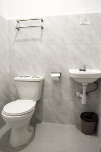 Koupelna v ubytování Bethany Suites