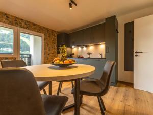 Kuchyň nebo kuchyňský kout v ubytování NEW! Tevini Alpine Apartments by we rent