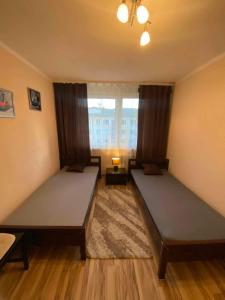 Ένα ή περισσότερα κρεβάτια σε δωμάτιο στο Apartament Szklarski Centrum