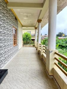 eine Veranda eines Hauses mit Säulen in der Unterkunft Heritage Haven Retreats in Madikeri