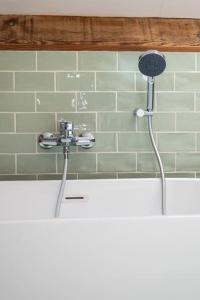 Afbeelding uit fotogalerij van La Longère avec Piscine in Saint-Martin-le-Gaillard