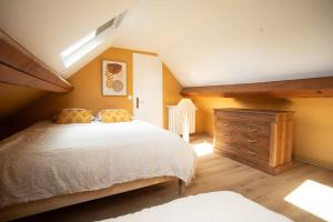 ein Schlafzimmer mit einem großen Bett und einer Kommode in der Unterkunft La Longère avec Piscine in Saint-Martin-le-Gaillard + 52 Fotos