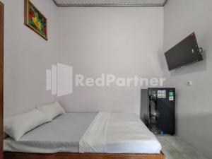 Ένα ή περισσότερα κρεβάτια σε δωμάτιο στο Janoko Guesthouse Syariah RedPartner