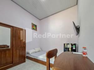 Μια τηλεόραση ή/και κέντρο ψυχαγωγίας στο Janoko Guesthouse Syariah RedPartner +25 φωτογραφίες