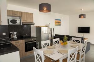 Kuchyň nebo kuchyňský kout v ubytování MY Hôtel Résidences - Port Leucate
