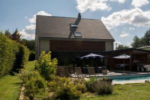 uma casa com piscina ao lado de uma casa em B&B La Raveline em Sart-lez-Spa