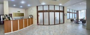 eine große Lobby mit einer großen Tür in einem Gebäude in der Unterkunft Hotel Diana in Bistriţa