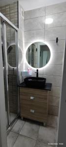 カステリョン・デ・ラ・プラナにあるApartamento en Castellónの黒い洗面台と鏡のあるバスルーム