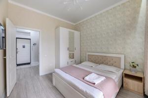 Postel nebo postele na pokoji v ubytování С видом на горы привлекательная квартира