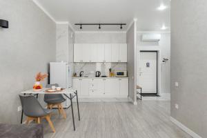 Kuchyň nebo kuchyňský kout v ubytování С видом на горы привлекательная квартира