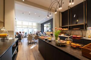 a kitchen with a breakfast bar in a restaurant at Hotel Sabot D'Or in Blankenberge