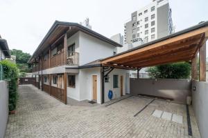 O edifício em que a casa de hóspedes se localiza