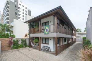 O edifício em que a casa de hóspedes se localiza