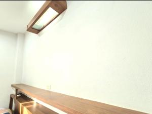 Una habitación con un largo estante de madera en la pared. en Family room, en Ban Phayun