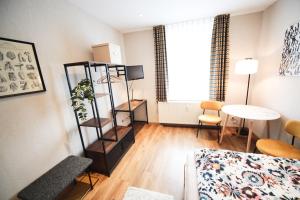 a living room with a table and a shelf at Ferienwohnung in Lengefeld in Lengefeld