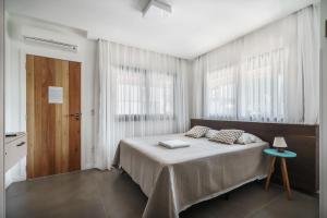 Cama ou camas em um quarto em Banzai Brava Suítes