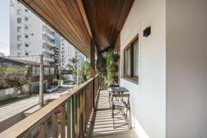 Uma varanda ou terraço em Banzai Brava Suítes