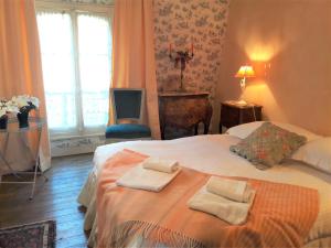 a bedroom with a bed with two towels on it at Jardin et Hotel Particulier in Bayeux