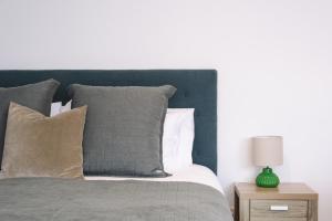 Postel nebo postele na pokoji v ubytování Port Fairy BNB - The Green Suite