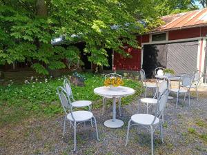 un grupo de mesas y sillas en un patio en Villa GABi, en Naantali
