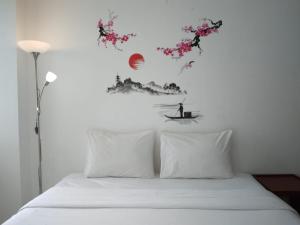 Una cama o camas en una habitación de Dreamzzz Vivo Jogja