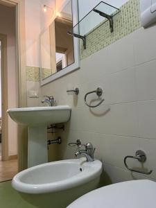 Et badeværelse på Casa Finuzza + 26 billeder