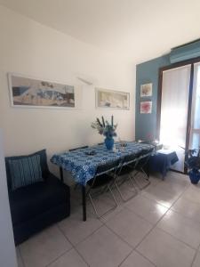 A seating area at La Casa Blu- Forum di Assago, Ospedale Humanitas, Milanofiori, IEO