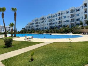 Πισίνα στο ή κοντά στο Appartement K13, Jawhara Smir, vue sur montagne et vue sur mer