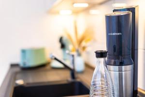 Příslušenství pro přípravu čaje a kávy v ubytování Charmante Wohnung in Koblenzer Innenstadt