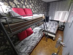 Postel nebo postele na pokoji v ubytování APARTAMENT VENGE -CAŁE MIESZKANIE 46m2 NA WYŁĄCZNOŚĆ - Z JEDNĄ SYPIALNIĄ I JEDNYM SYPIALNO-SALONEM -3 PIĘTRO BEZ WINDY- REZERWACJA BEZ KARTY KREDYTOWEJ-KLIMATYZACJA-NETFLIX-2 ŁÓŻECZKA DZIECIĘCE- BEZPŁATNY PARKING PUBLICZNY