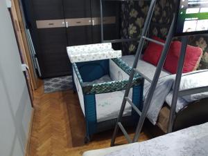 Posezení v ubytování APARTAMENT VENGE -CAŁE MIESZKANIE 46m2 NA WYŁĄCZNOŚĆ - Z JEDNĄ SYPIALNIĄ I JEDNYM SYPIALNO-SALONEM -3 PIĘTRO BEZ WINDY- REZERWACJA BEZ KARTY KREDYTOWEJ-KLIMATYZACJA-NETFLIX-2 ŁÓŻECZKA DZIECIĘCE- BEZPŁATNY PARKING PUBLICZNY