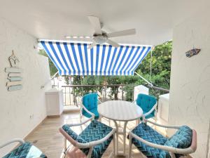 Posezení v ubytování Apartamento duplex frente al mar con playa privada