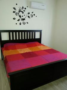 sypialnia z łóżkiem z kolorową kołdrą w obiekcie Potamos Apartment w mieście Limassol
