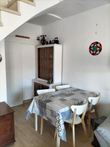 a dining room with a table and chairs at CASA DE MARINEROS en LA RIA DEL ROMPIDO in Cartaya