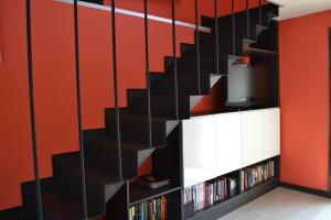 eine schwarz-weiße Treppe in einem Zimmer mit roten Wänden in der Unterkunft Casa de Moreira in Calo