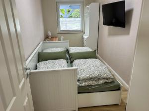 KarstädtにあるFerienhaus Wegblüteのベッドと窓のある小さな部屋