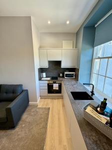 Grindal Studio Apartments - Newly Opened Luxury Accommodation的厨房或小厨房