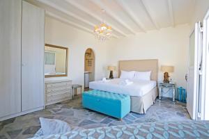 En eller flere senge i et værelse på Emerald Studio at Cavo Delos