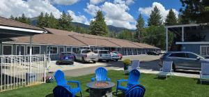 a group of blue chairs and a table in a yard at Bluebird Day Inn & Suites in South Lake Tahoe